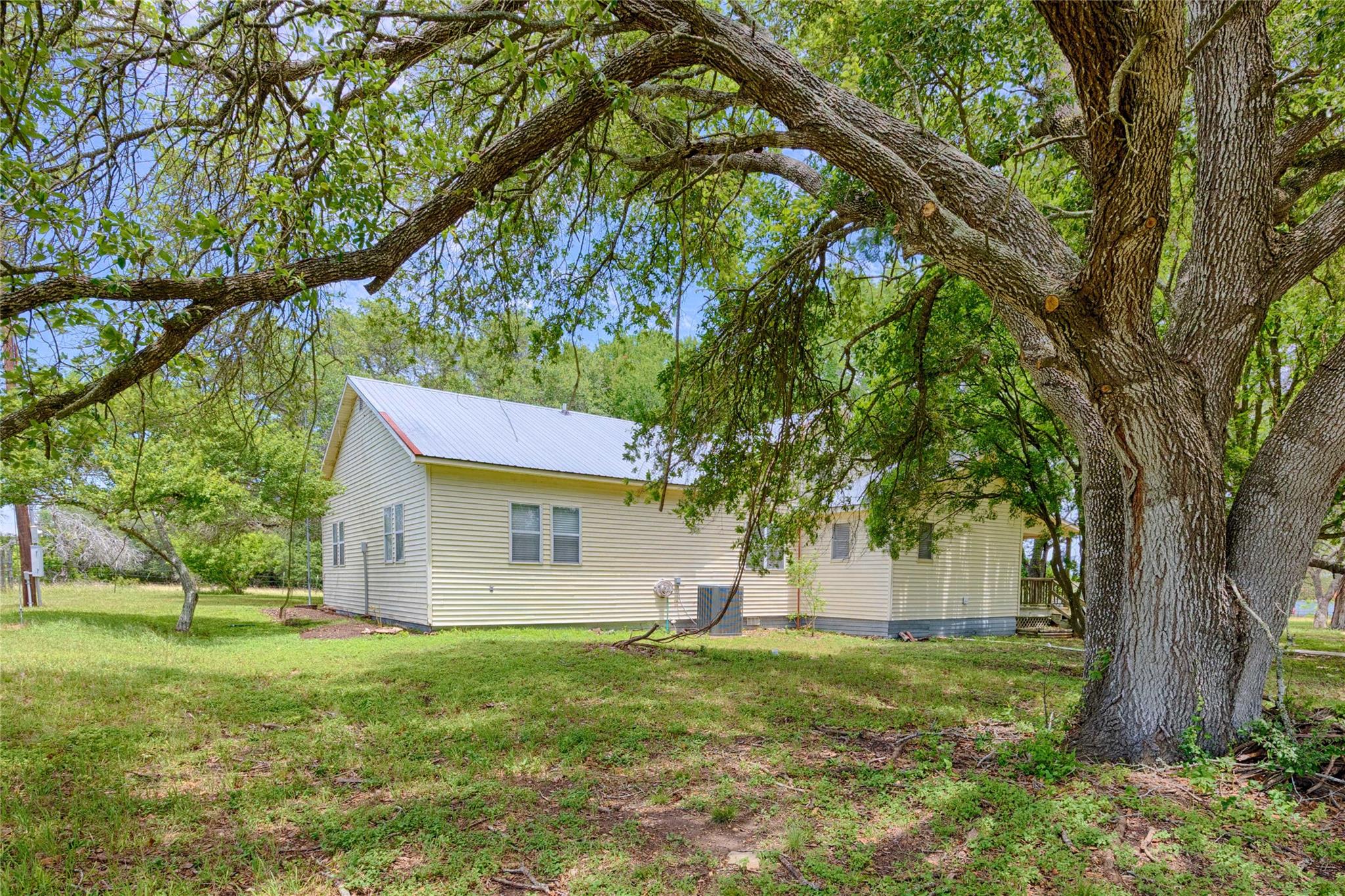 3814 Maeker Rd, Flatonia, TX 78941