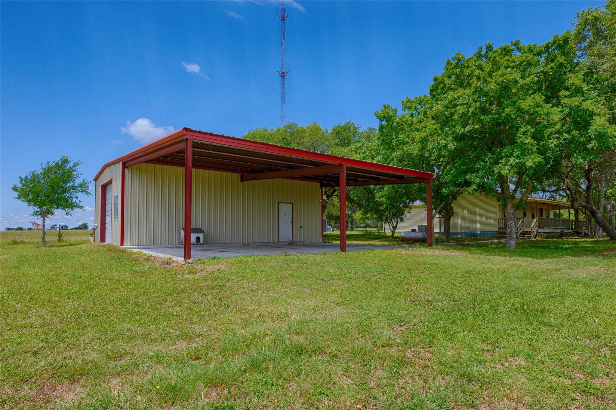 3814 Maeker Rd, Flatonia, TX 78941