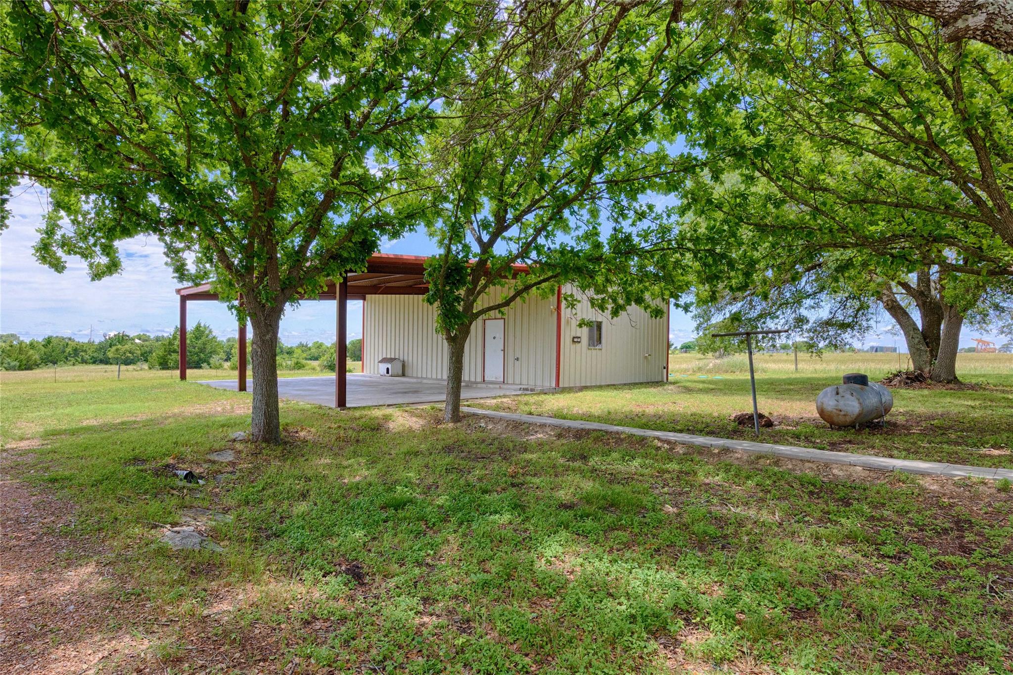 3814 Maeker Rd, Flatonia, TX 78941