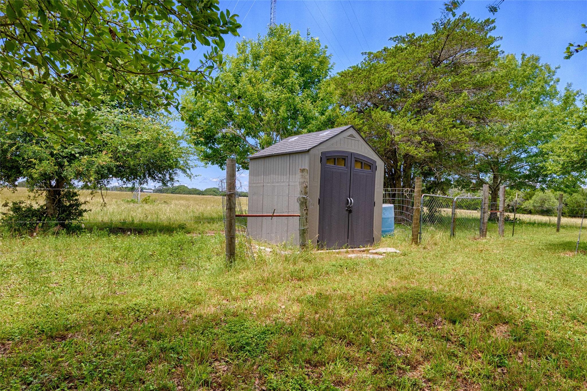 3814 Maeker Rd, Flatonia, TX 78941