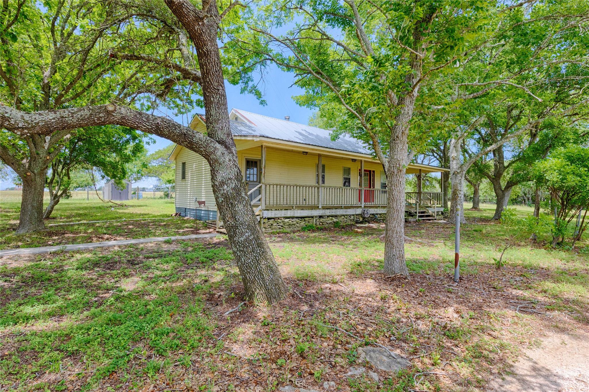 3814 Maeker Rd, Flatonia, TX 78941