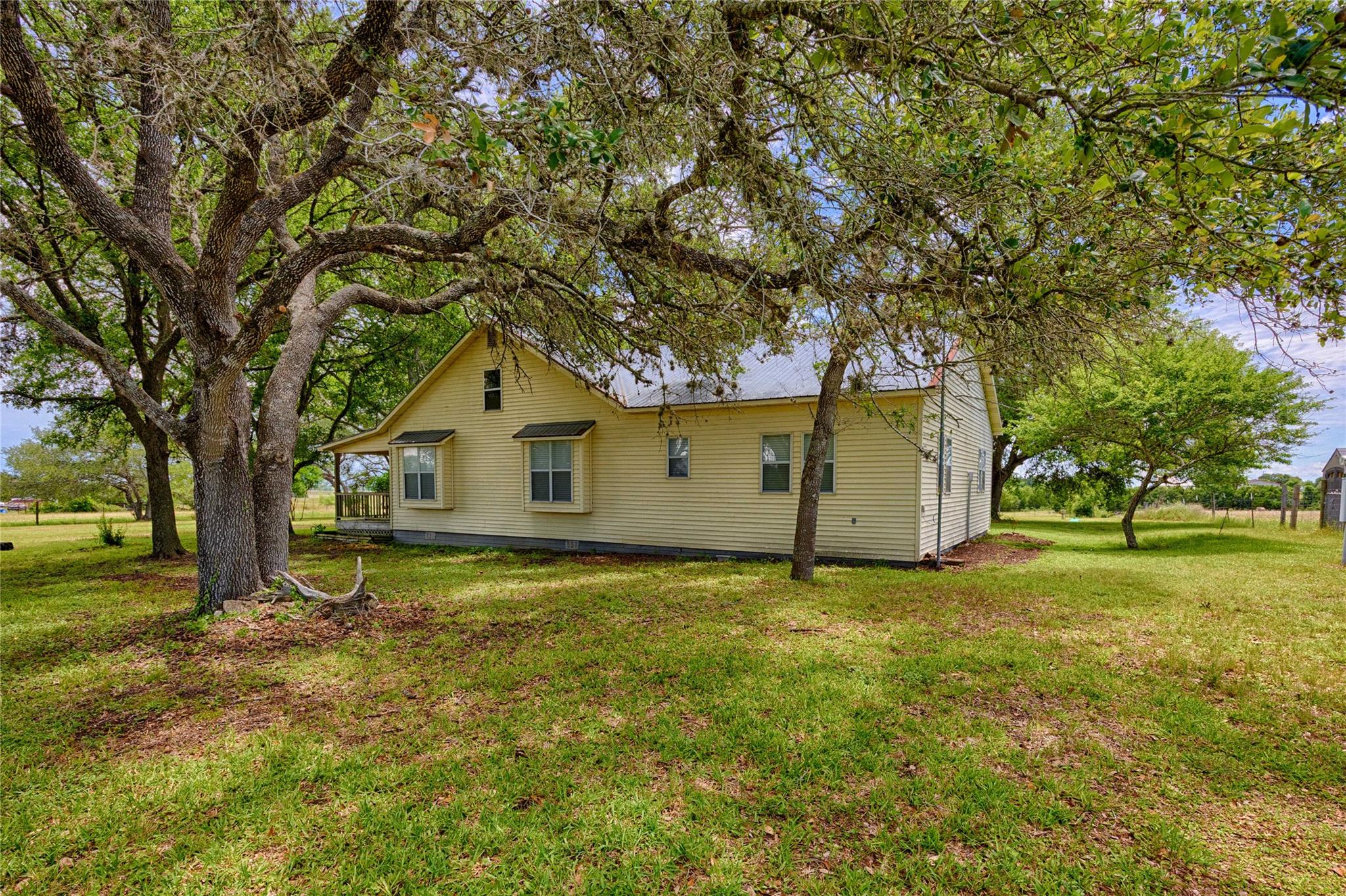 3814 Maeker Rd, Flatonia, TX 78941