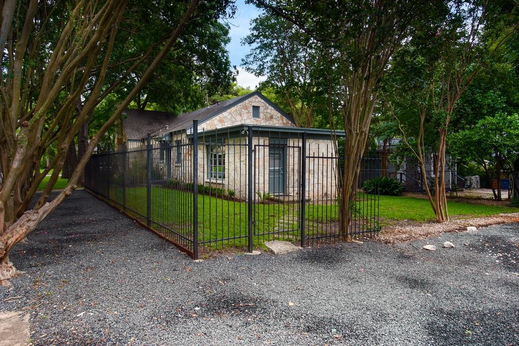 2108 Robinhood Trl, Austin, TX 78703