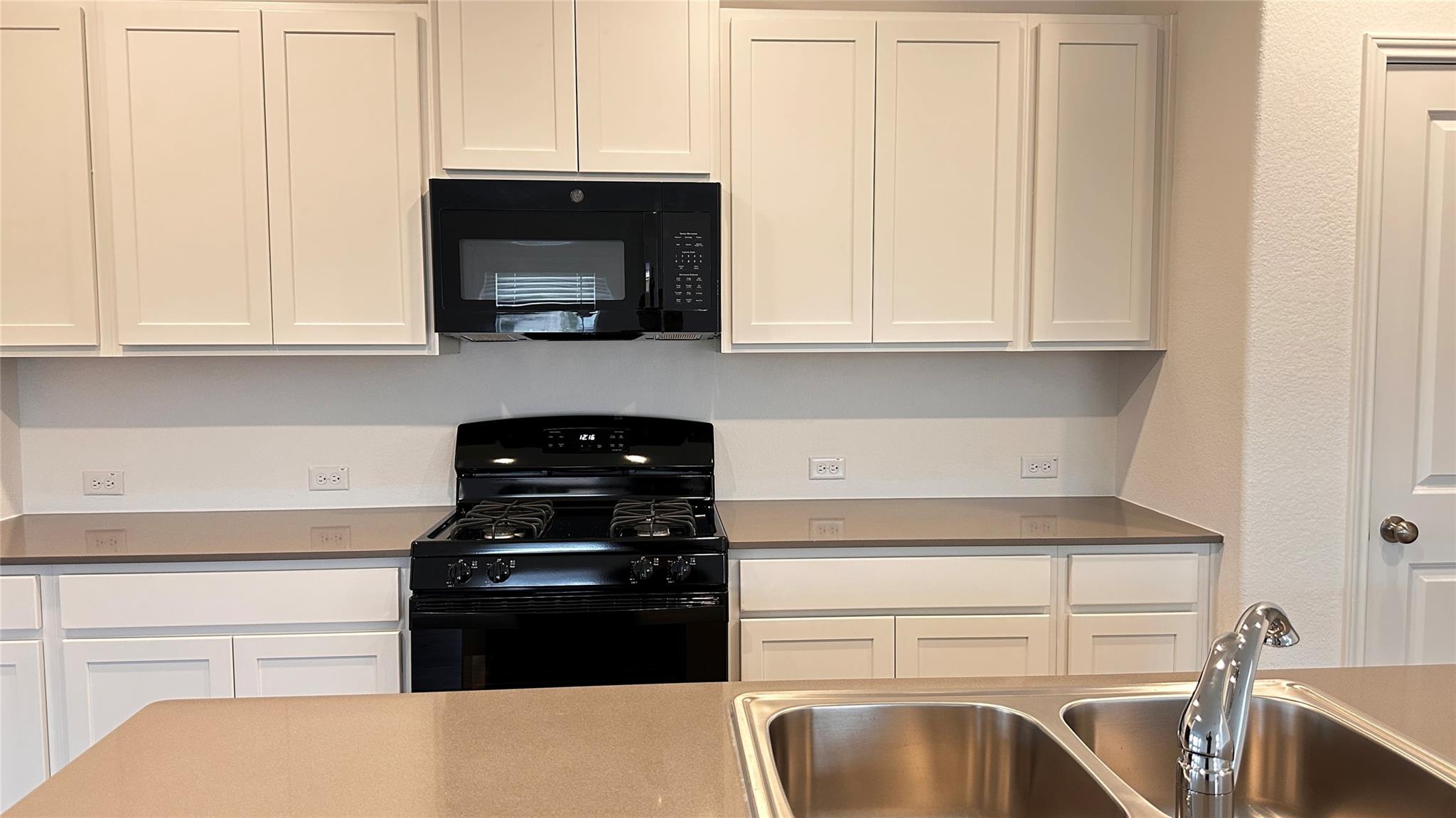 113 Allegro Dr, Hutto, TX 78634