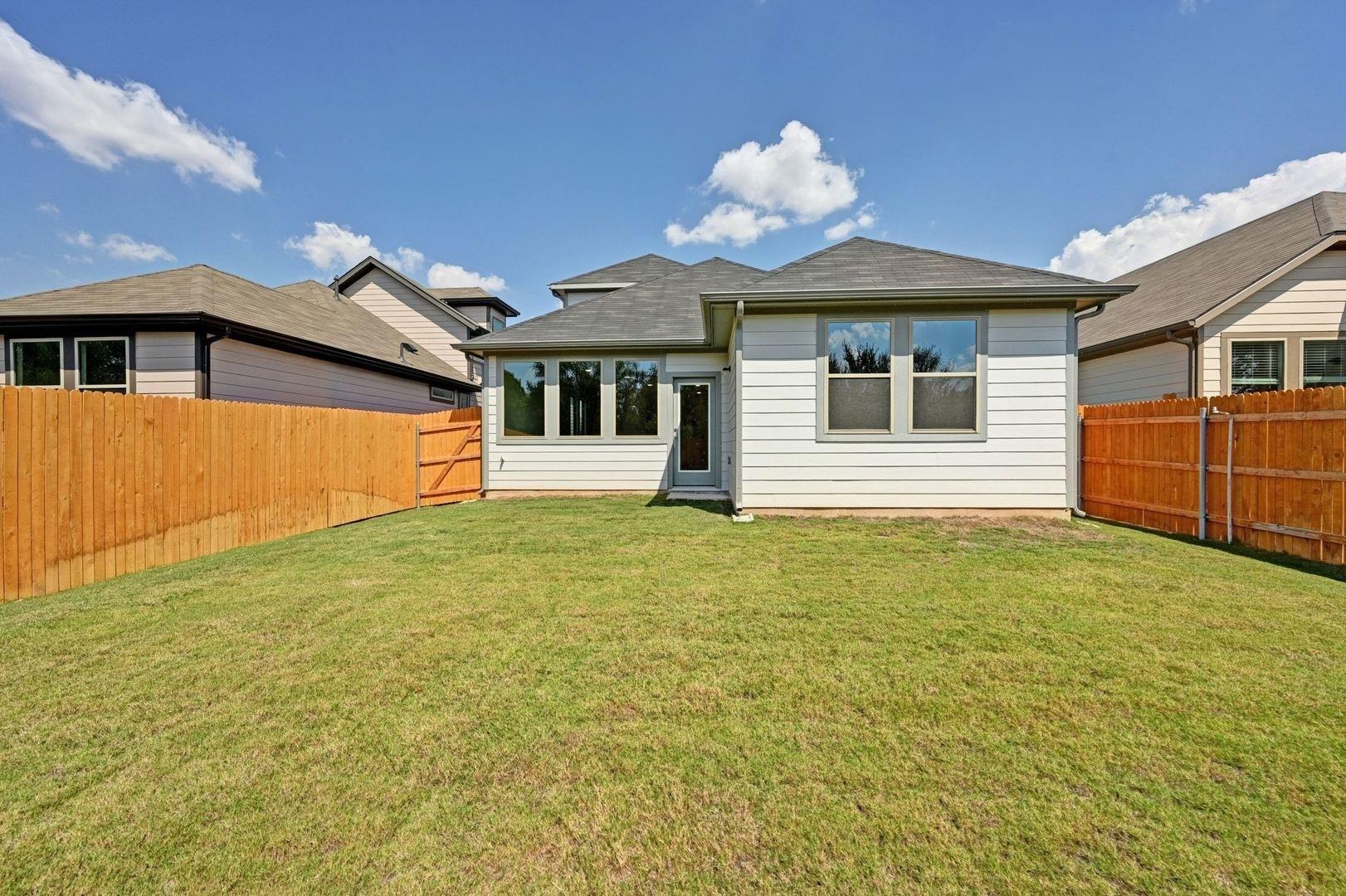 304 Bendecido Loop, Elgin, TX 78621