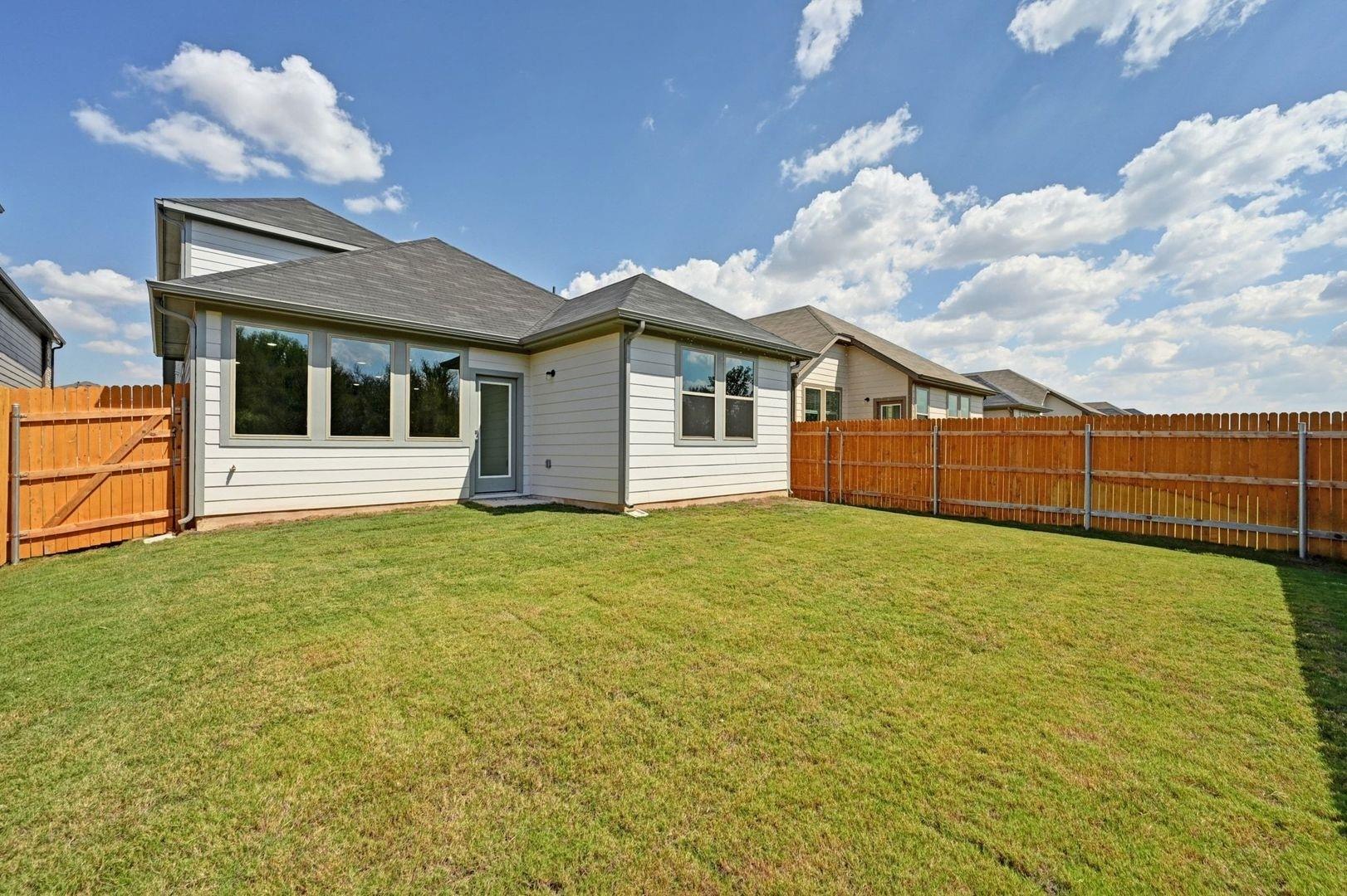 304 Bendecido Loop, Elgin, TX 78621