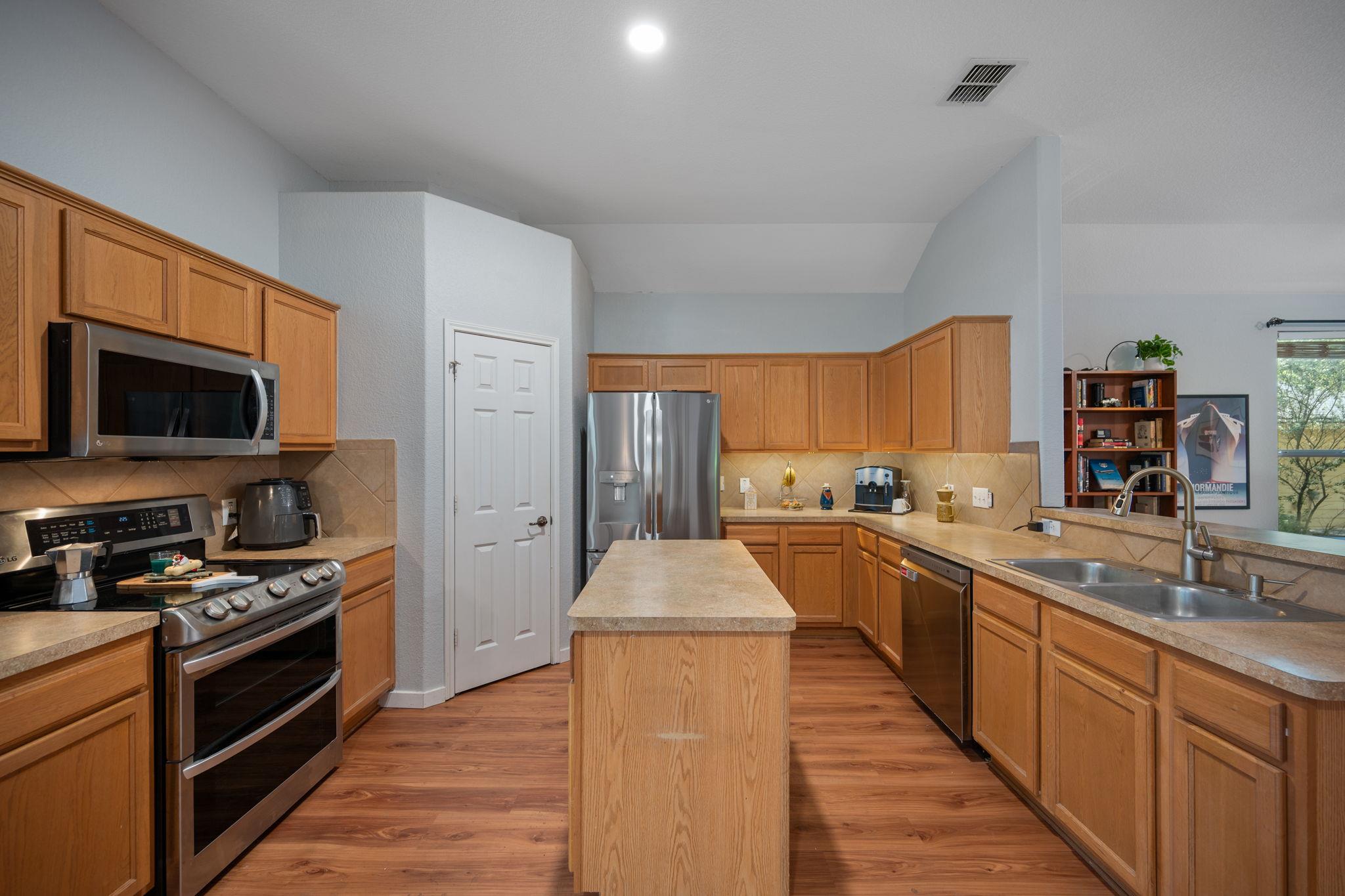 2038 Ridge View Dr, San Marcos, TX 78666