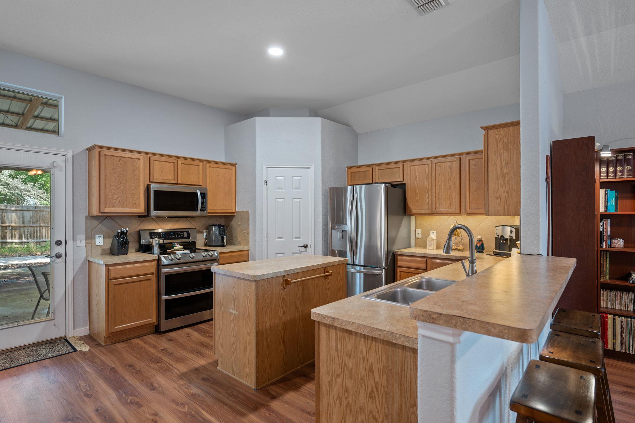 2038 Ridge View Dr, San Marcos, TX 78666
