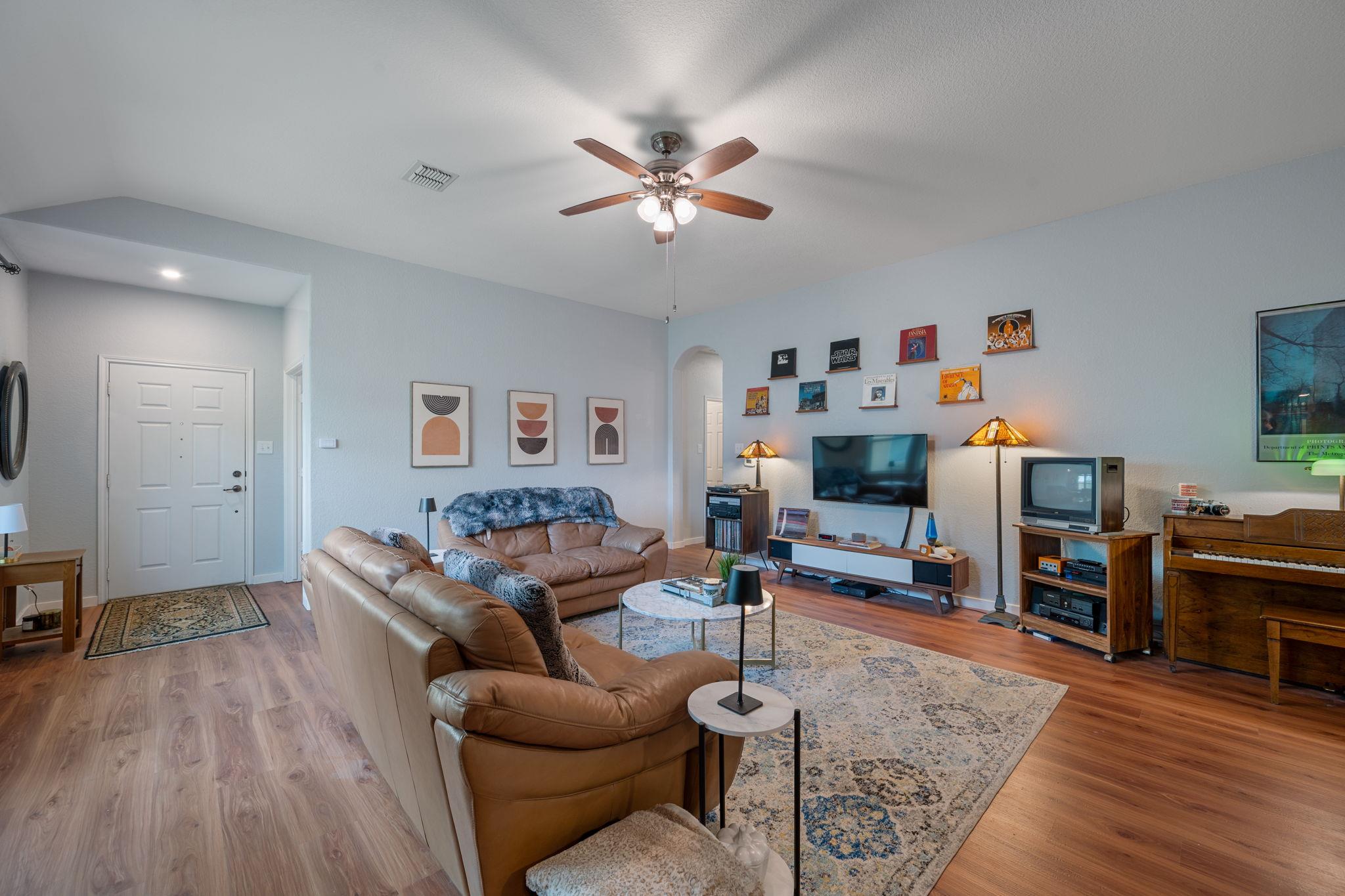 2038 Ridge View Dr, San Marcos, TX 78666