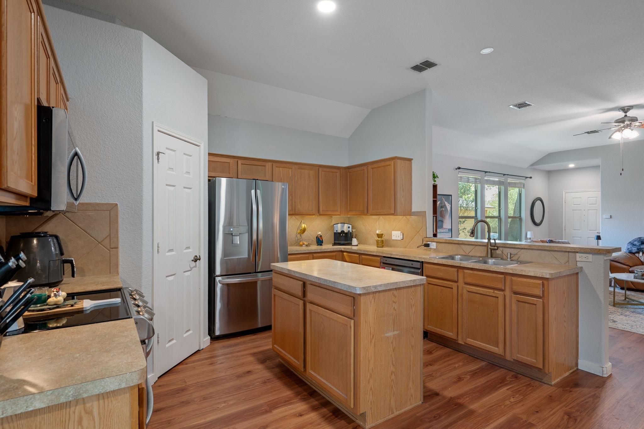 2038 Ridge View Dr, San Marcos, TX 78666