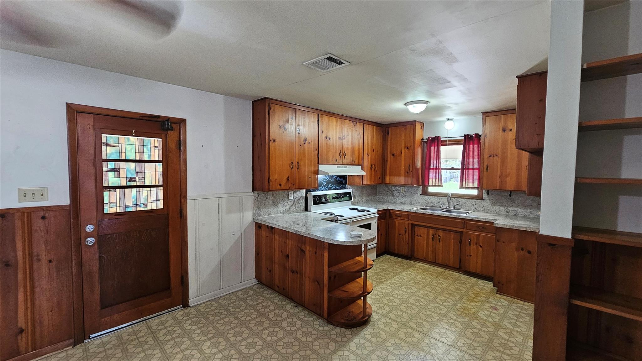 1005 Cecelia St, Taylor, TX 76574