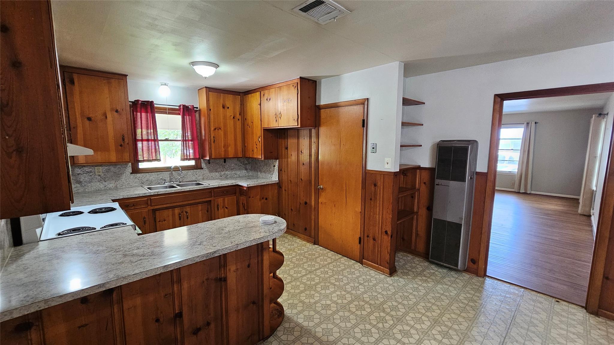 1005 Cecelia St, Taylor, TX 76574