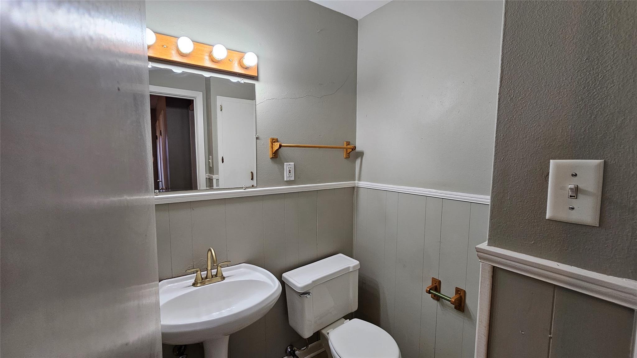 806 Gilmore St, Taylor, TX 76574
