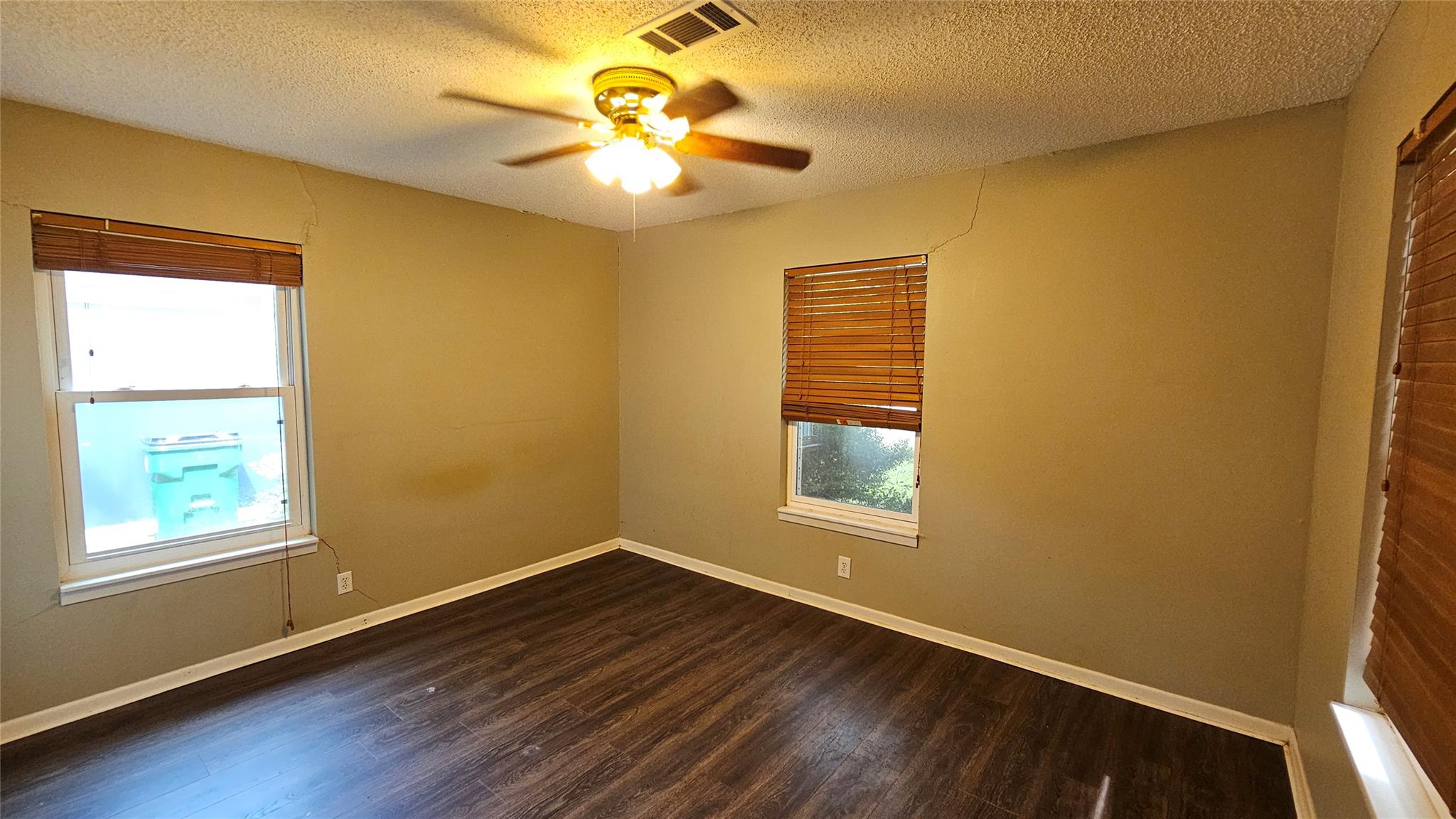 806 Gilmore St, Taylor, TX 76574