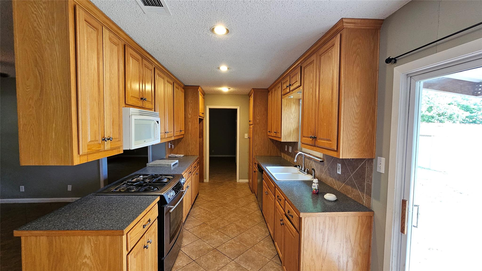 806 Gilmore St, Taylor, TX 76574