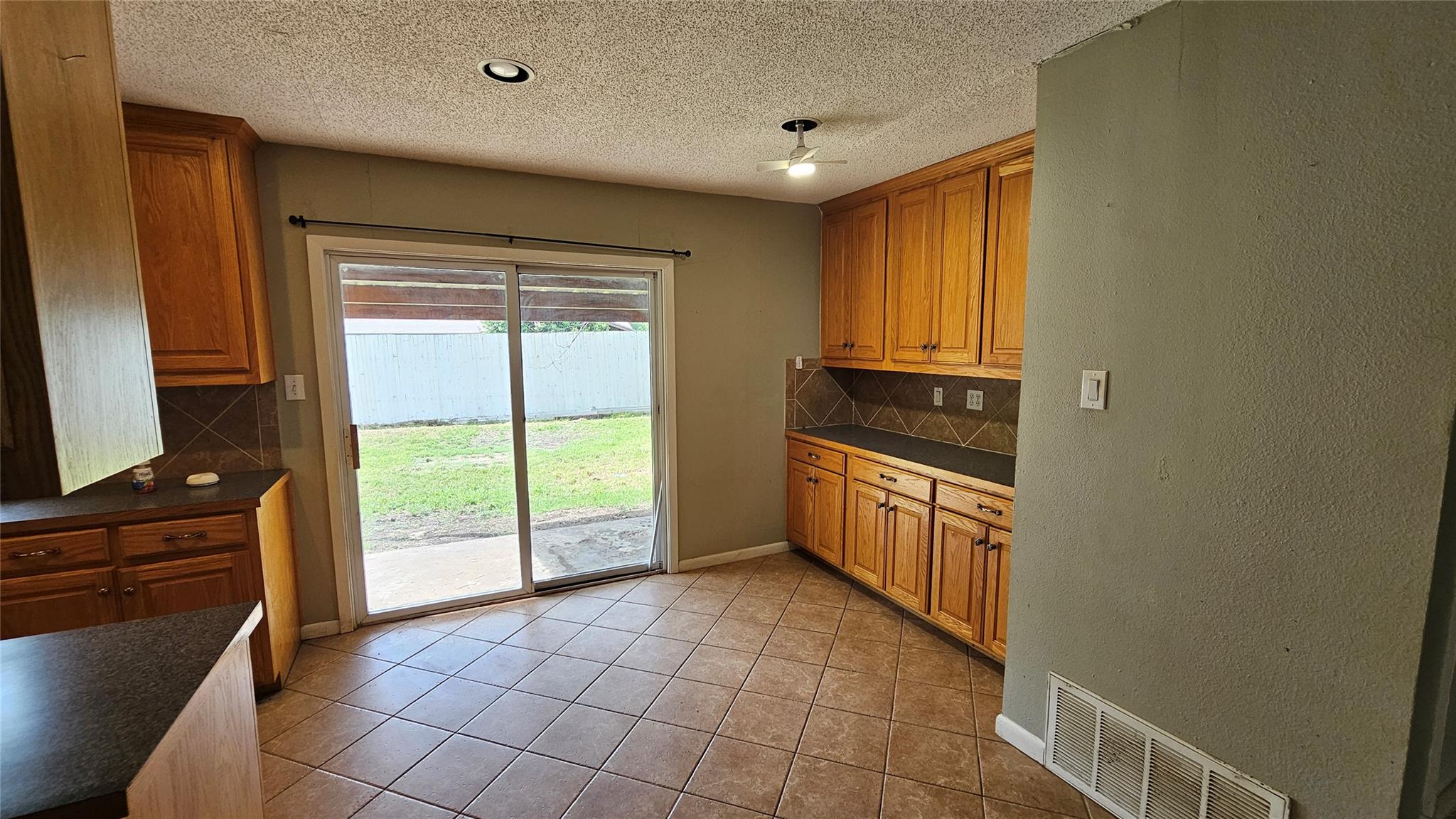 806 Gilmore St, Taylor, TX 76574