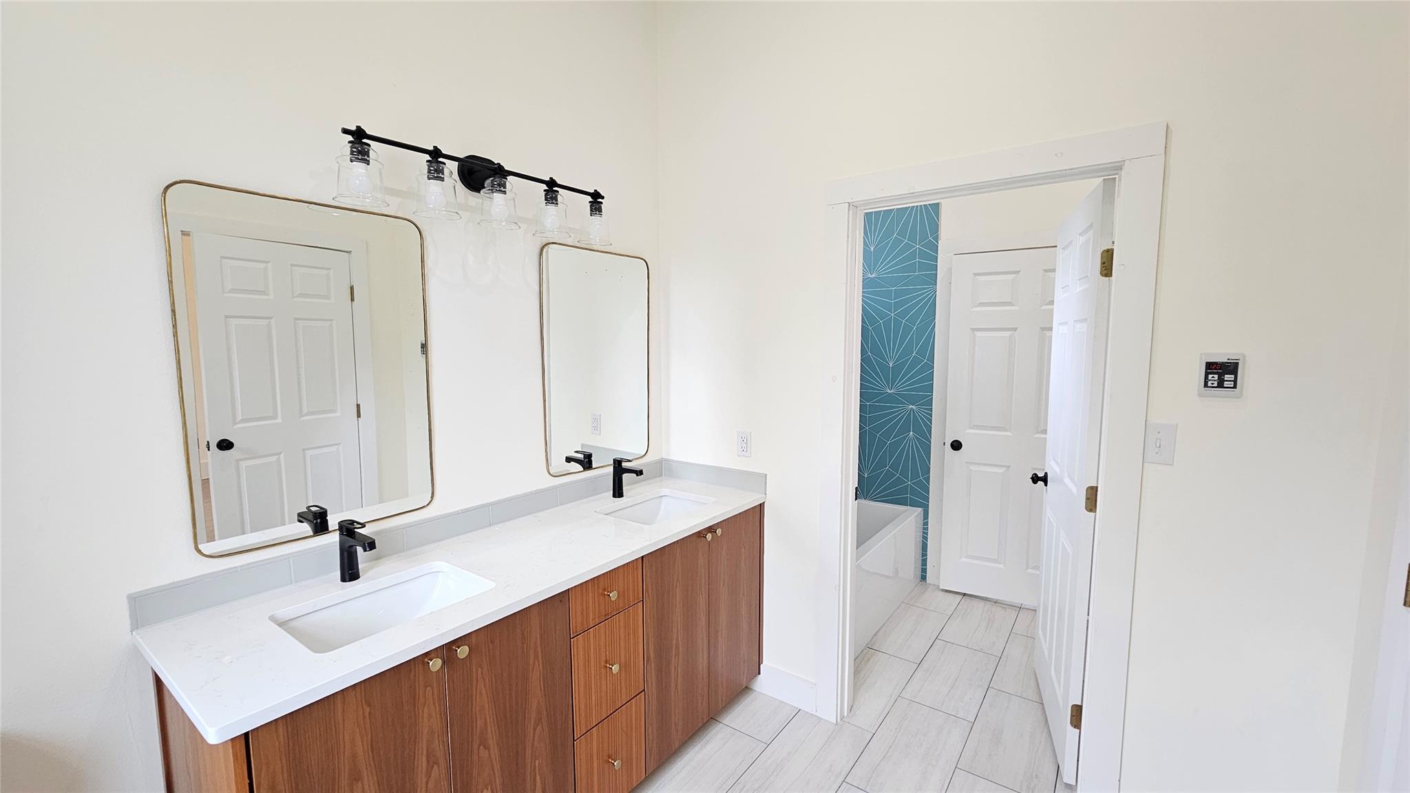 917 W 6th St, Taylor, TX 76574