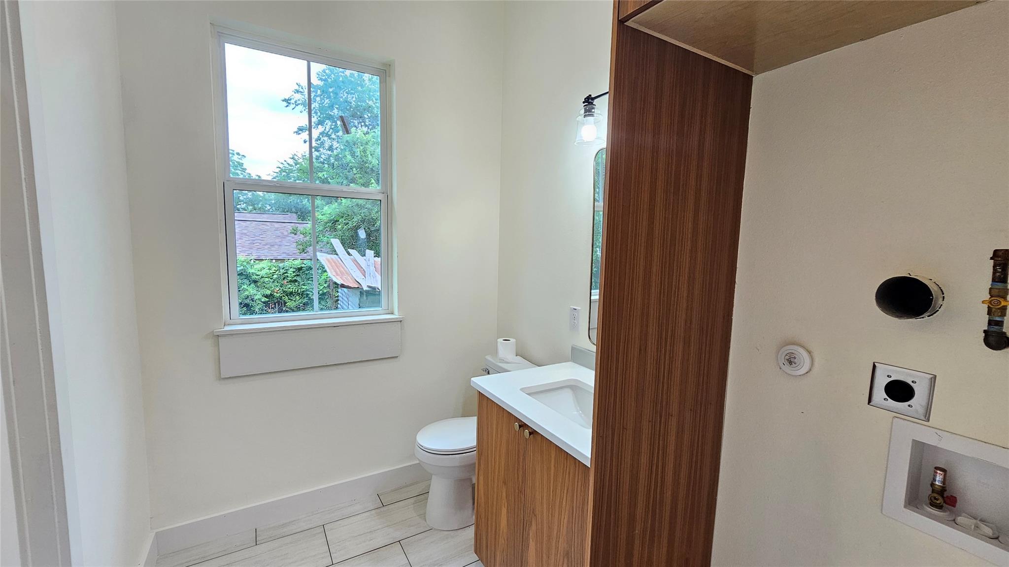 917 W 6th St, Taylor, TX 76574