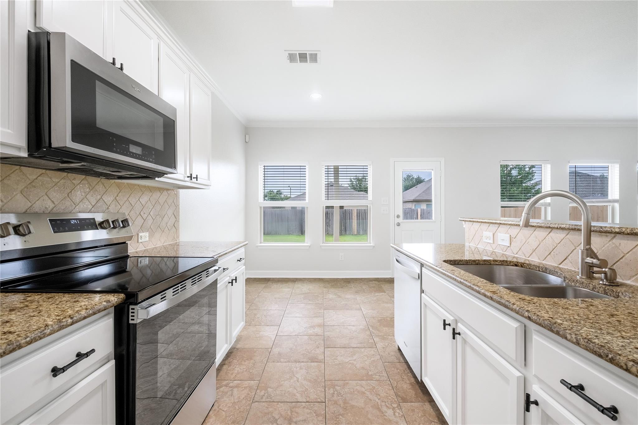 111 Colthorpe Ln, Hutto, TX 78634