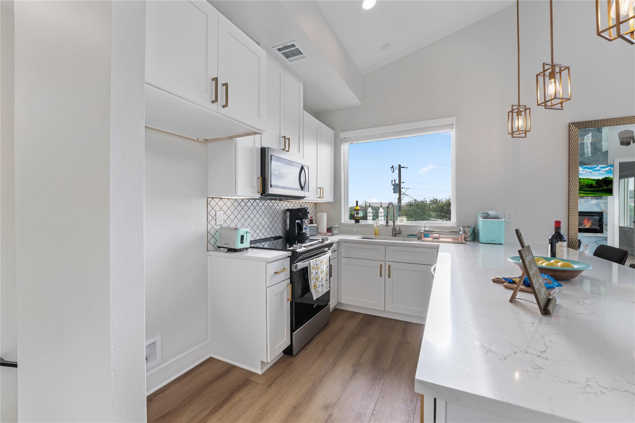 11204 Oak St, Jonestown, TX 78645