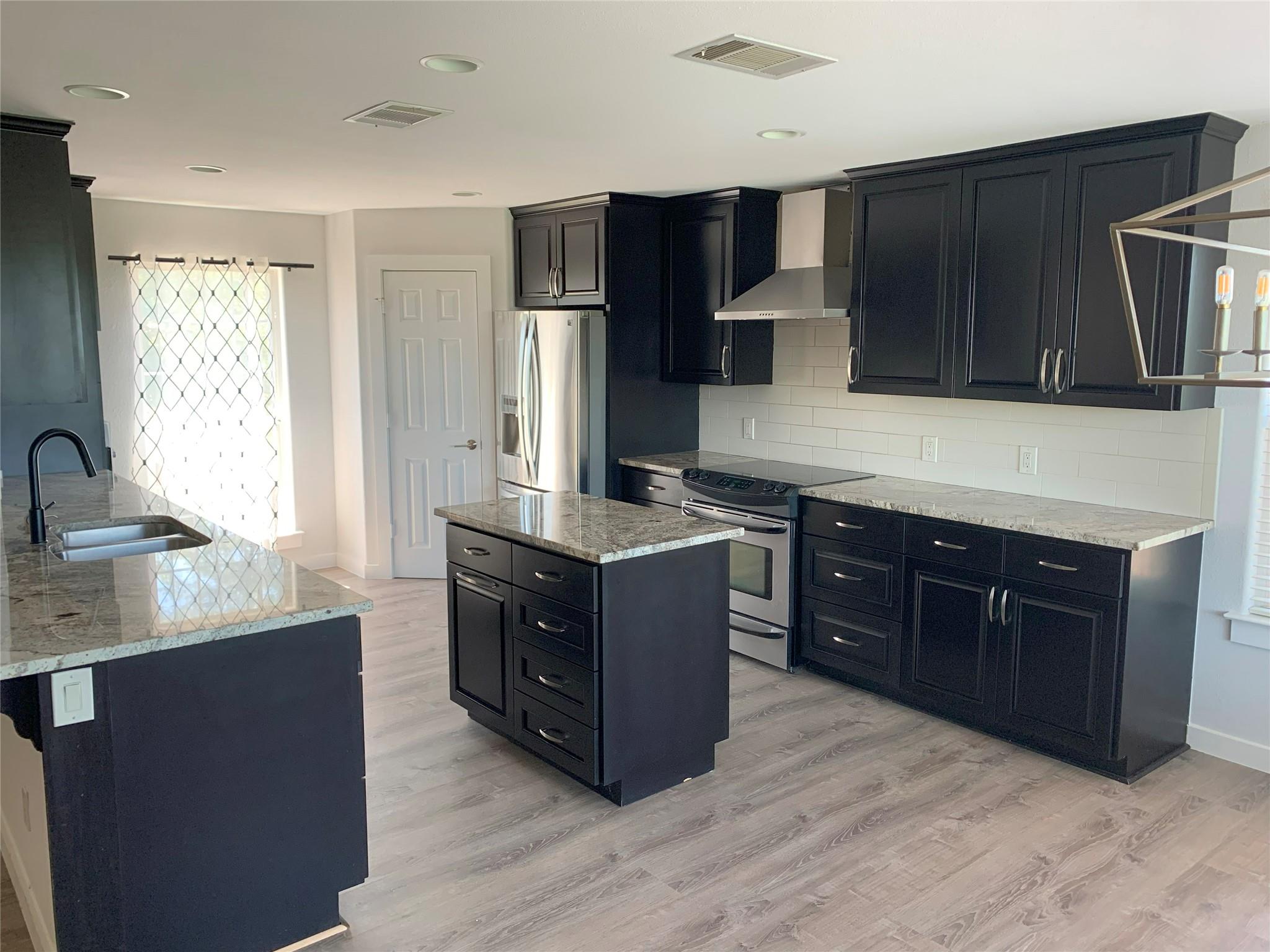 4102 Glendale Ln, Lago Vista, TX 78645