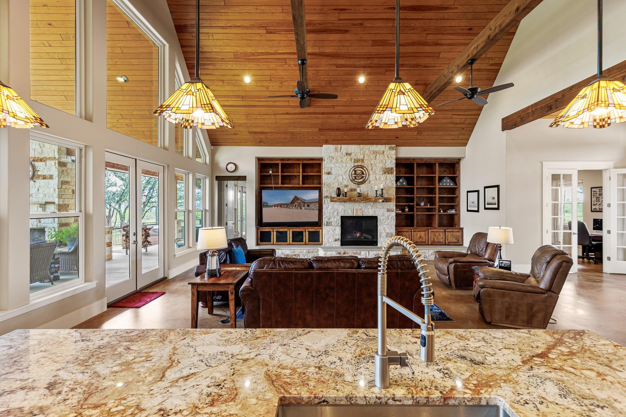 195 Chimney Cove Dr, Marble Falls, TX 78654