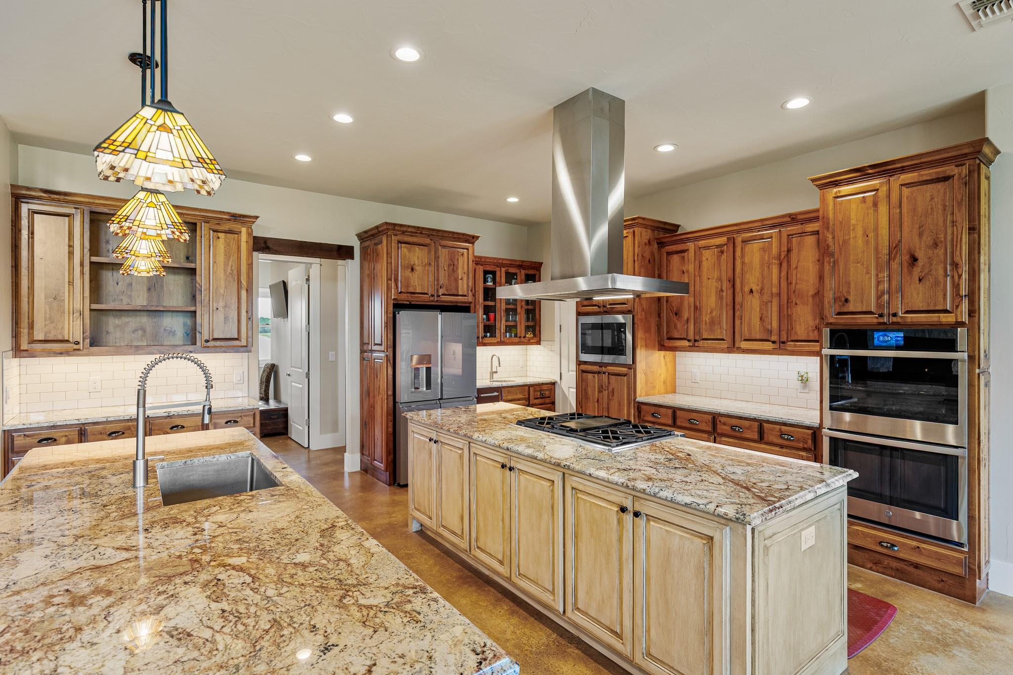 195 Chimney Cove Dr, Marble Falls, TX 78654