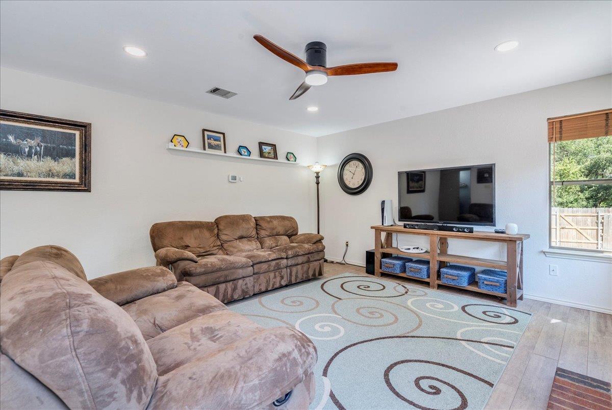 8210 LANDSMAN Dr, Austin, TX 78736