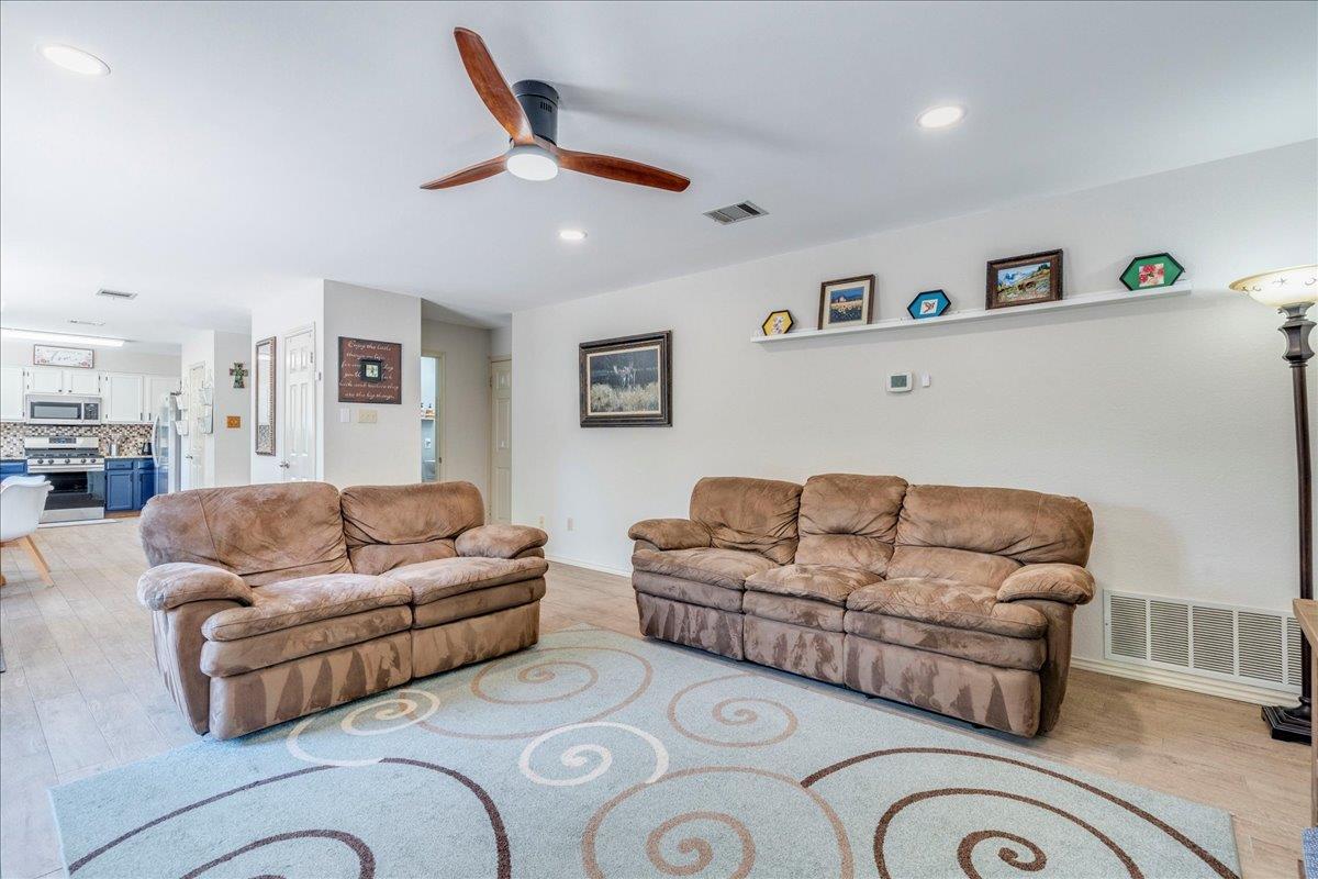 8210 LANDSMAN Dr, Austin, TX 78736