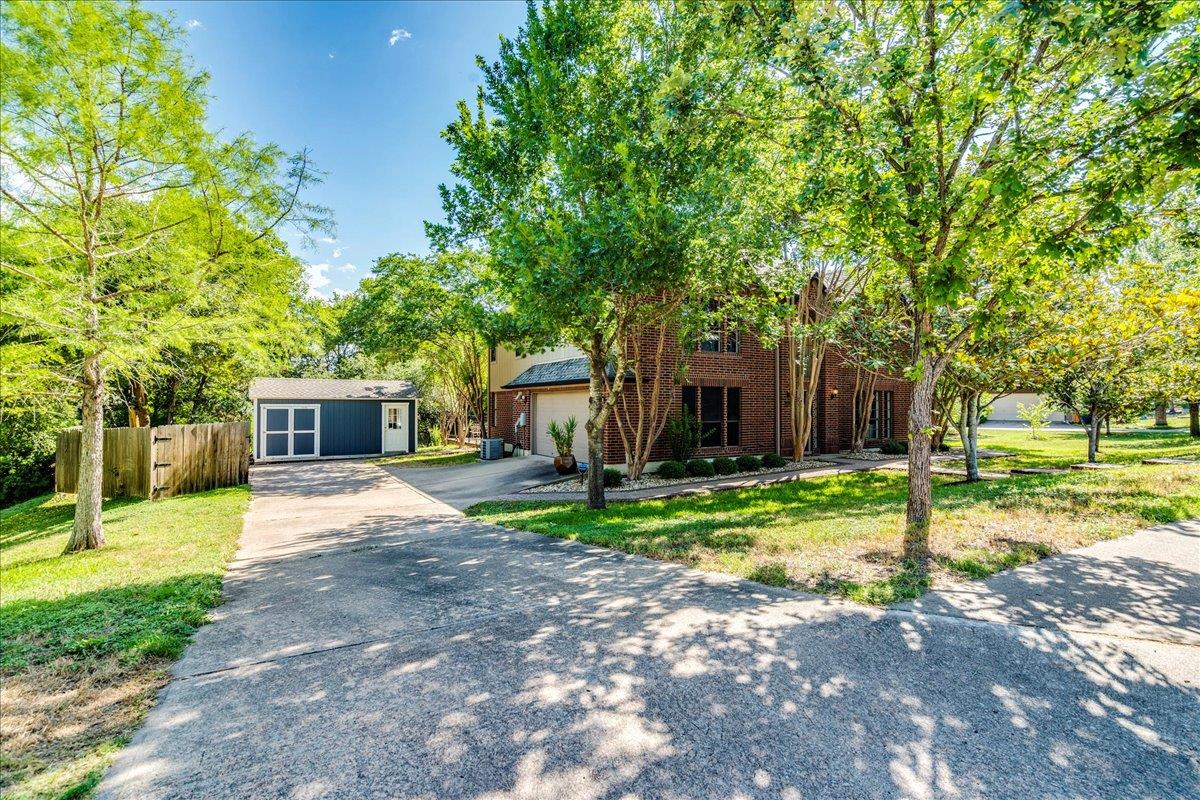 8210 LANDSMAN Dr, Austin, TX 78736