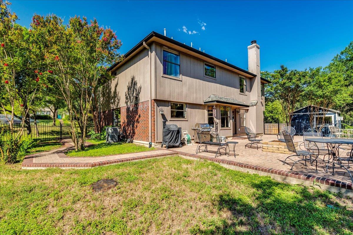 8210 LANDSMAN Dr, Austin, TX 78736