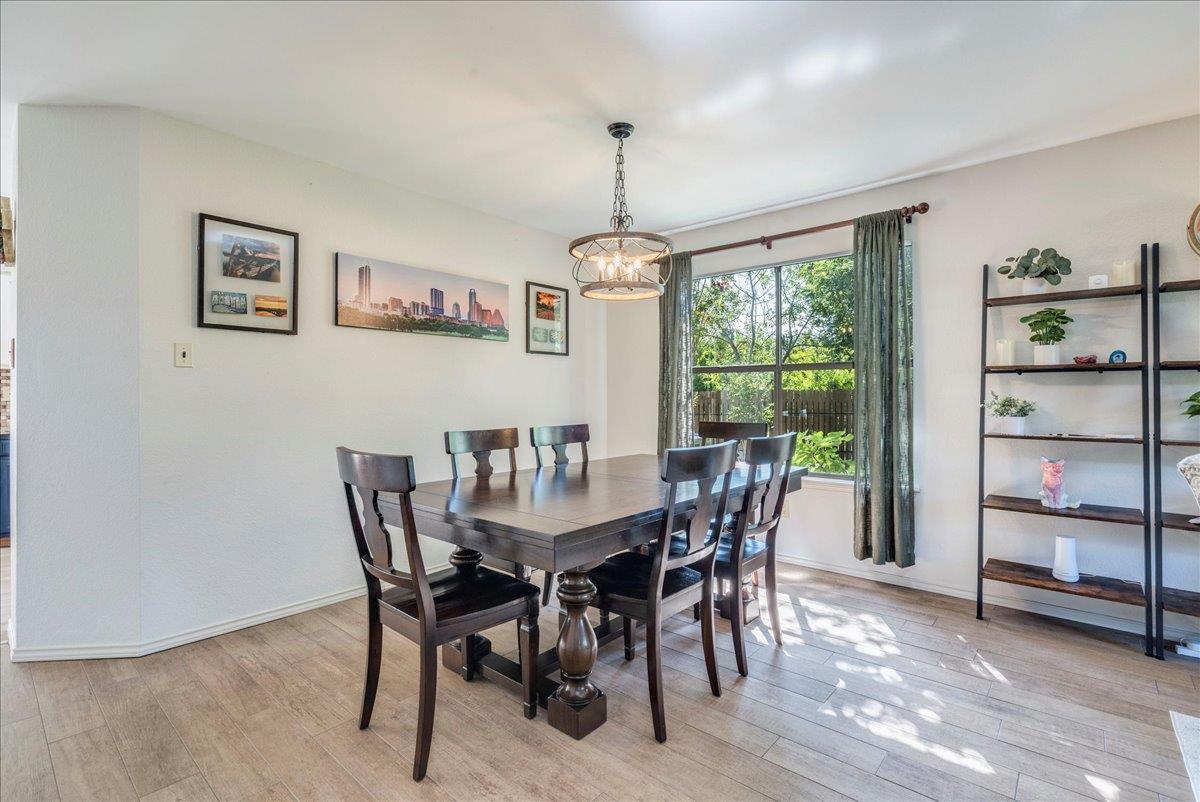 8210 LANDSMAN Dr, Austin, TX 78736
