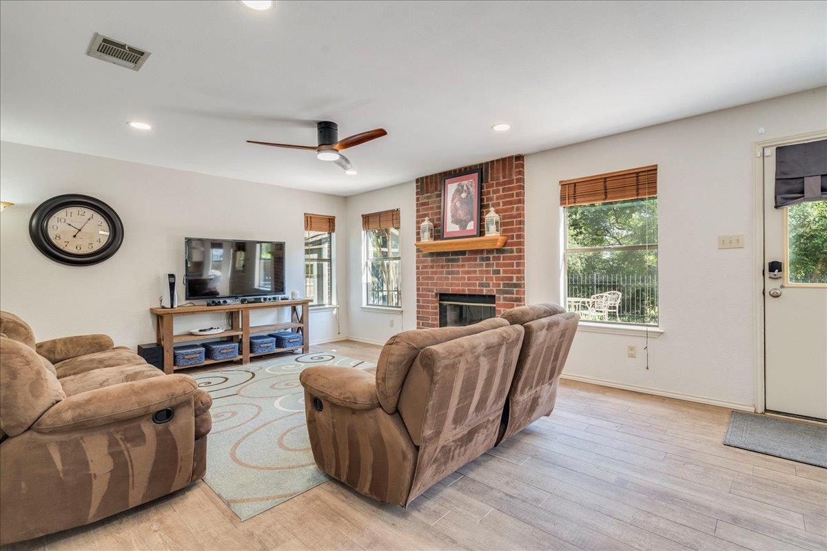 8210 LANDSMAN Dr, Austin, TX 78736