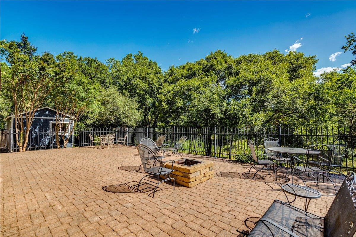 8210 LANDSMAN Dr, Austin, TX 78736
