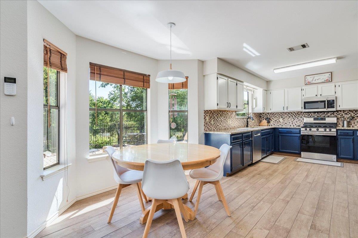 8210 LANDSMAN Dr, Austin, TX 78736