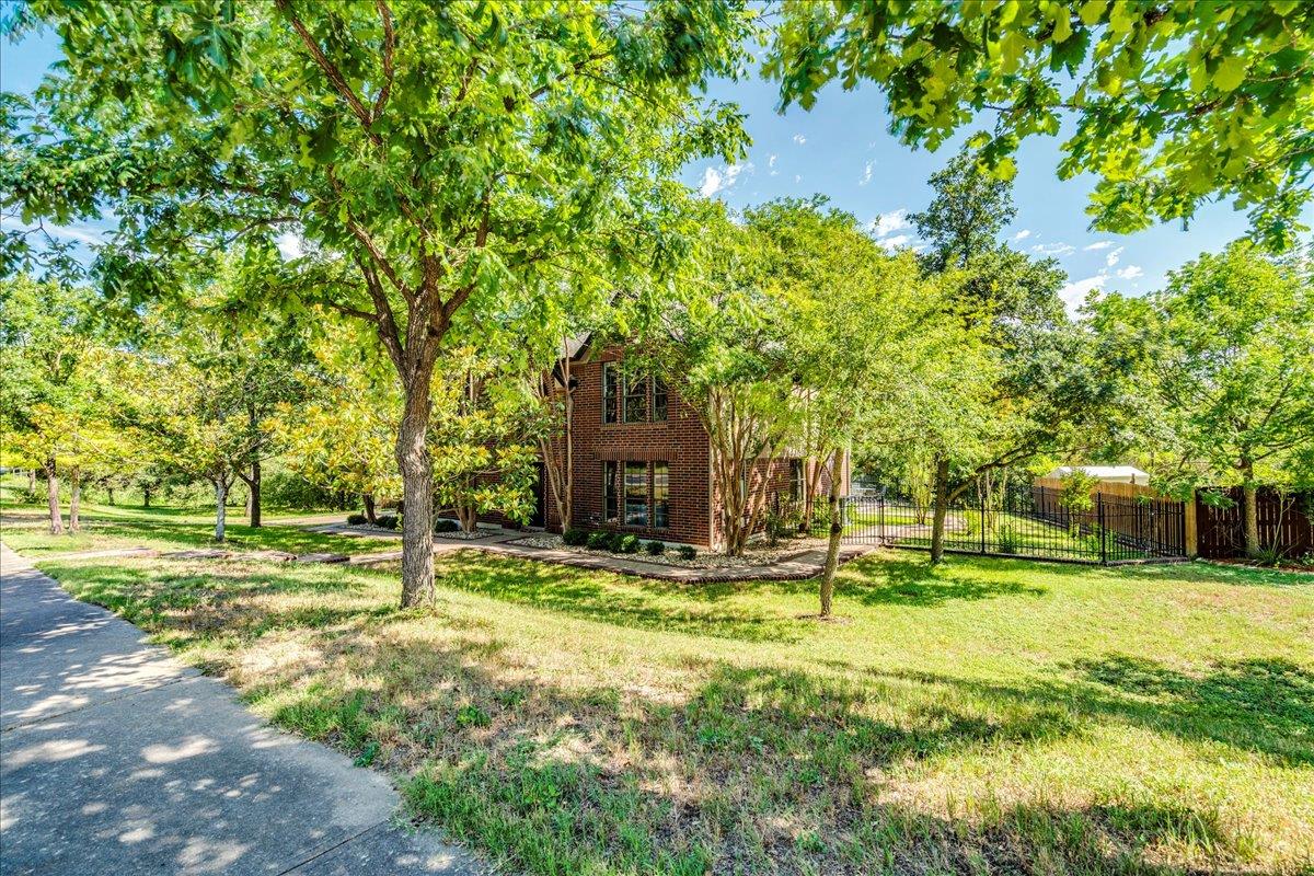 8210 LANDSMAN Dr, Austin, TX 78736