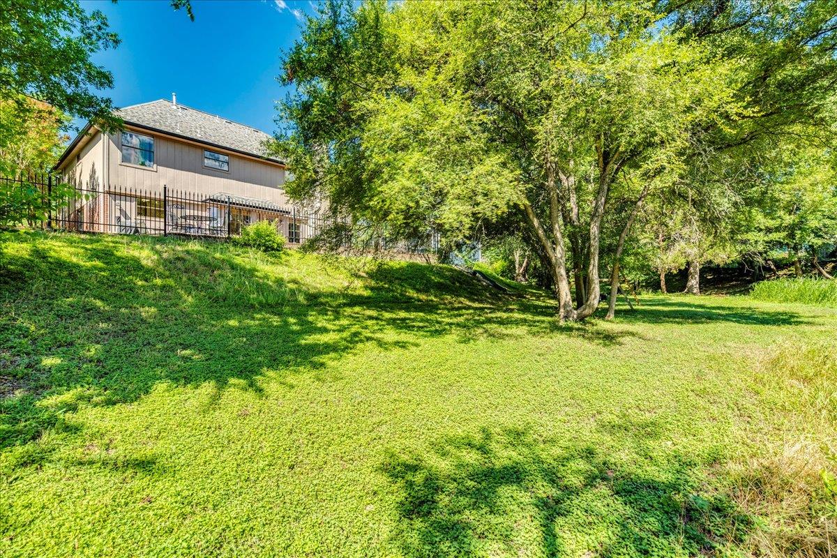 8210 LANDSMAN Dr, Austin, TX 78736