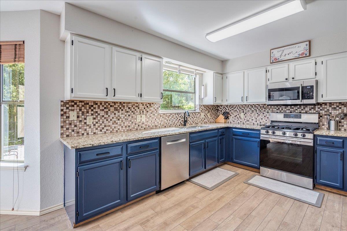 8210 LANDSMAN Dr, Austin, TX 78736