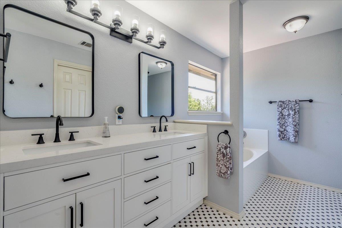8210 LANDSMAN Dr, Austin, TX 78736