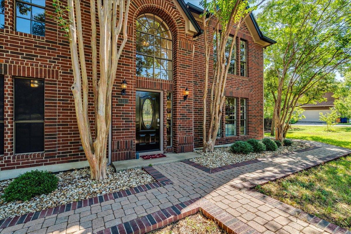 8210 LANDSMAN Dr, Austin, TX 78736