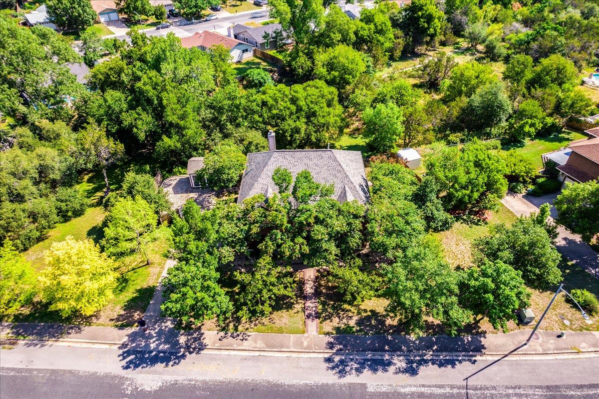 8210 LANDSMAN Dr, Austin, TX 78736