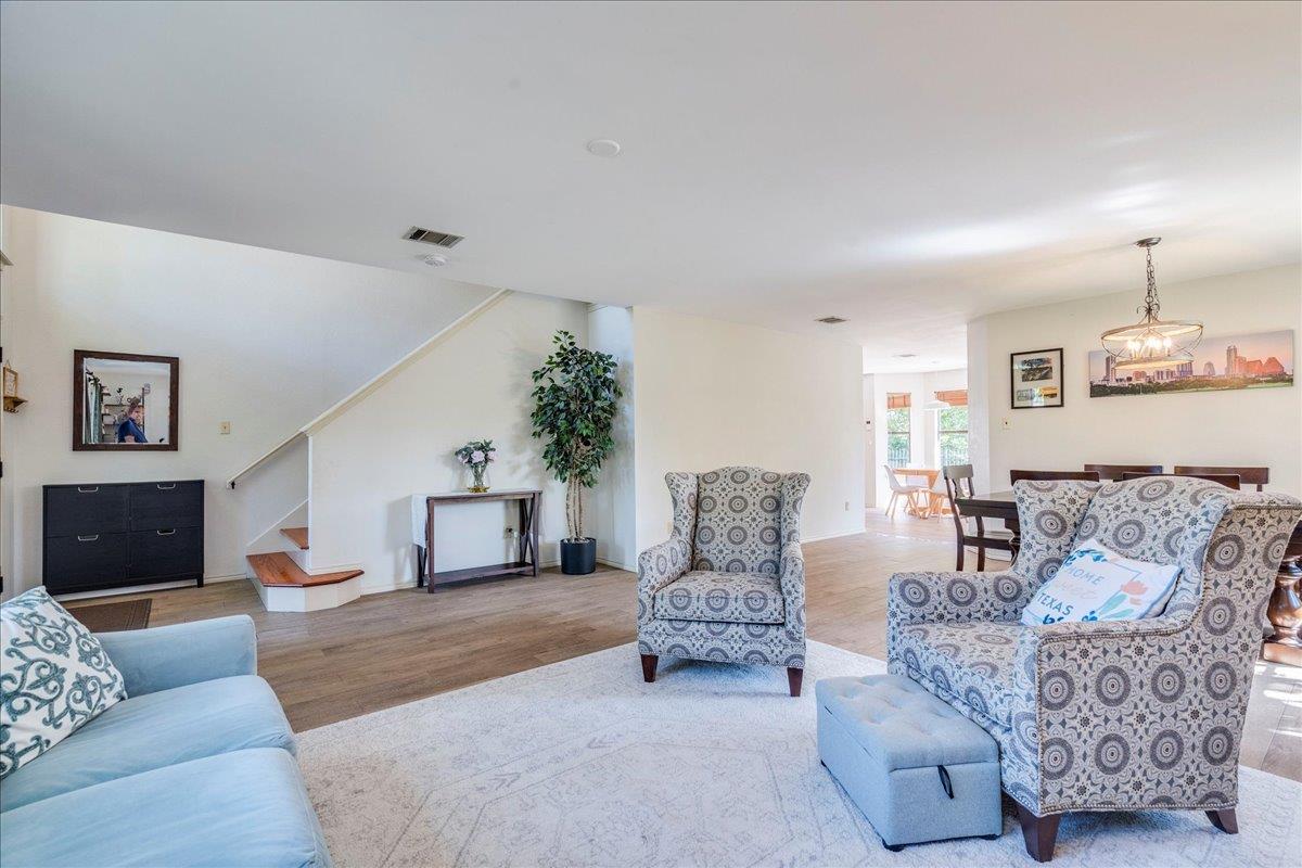 8210 LANDSMAN Dr, Austin, TX 78736