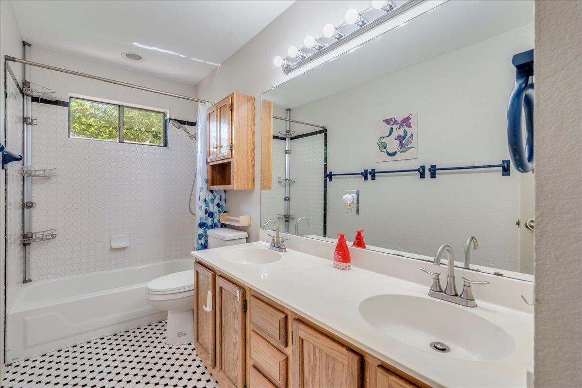 8210 LANDSMAN Dr, Austin, TX 78736