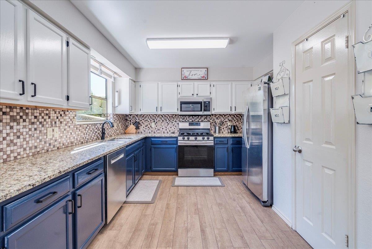 8210 LANDSMAN Dr, Austin, TX 78736