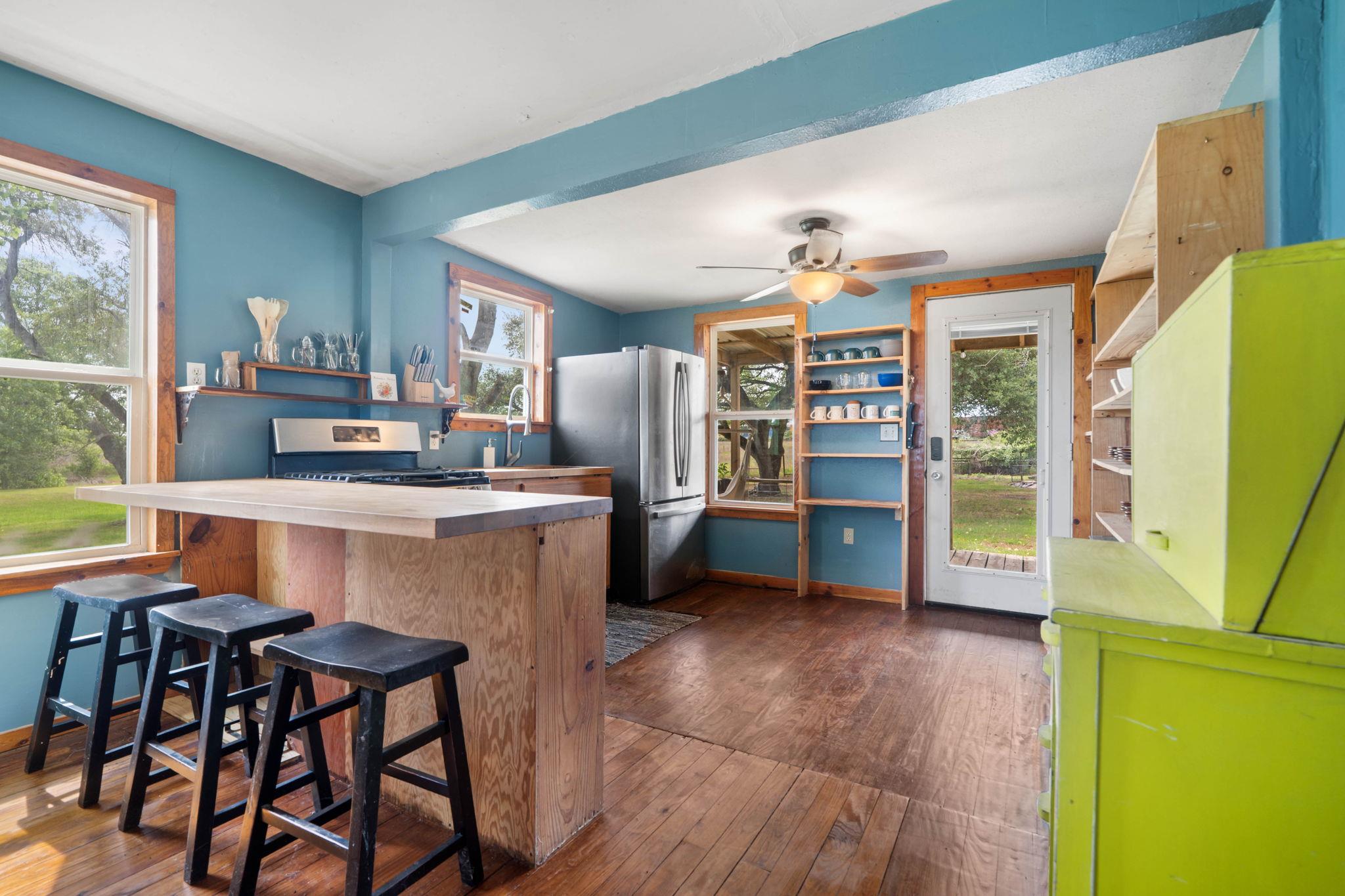 10843 Us Highway 90 W, Harwood, TX 78632