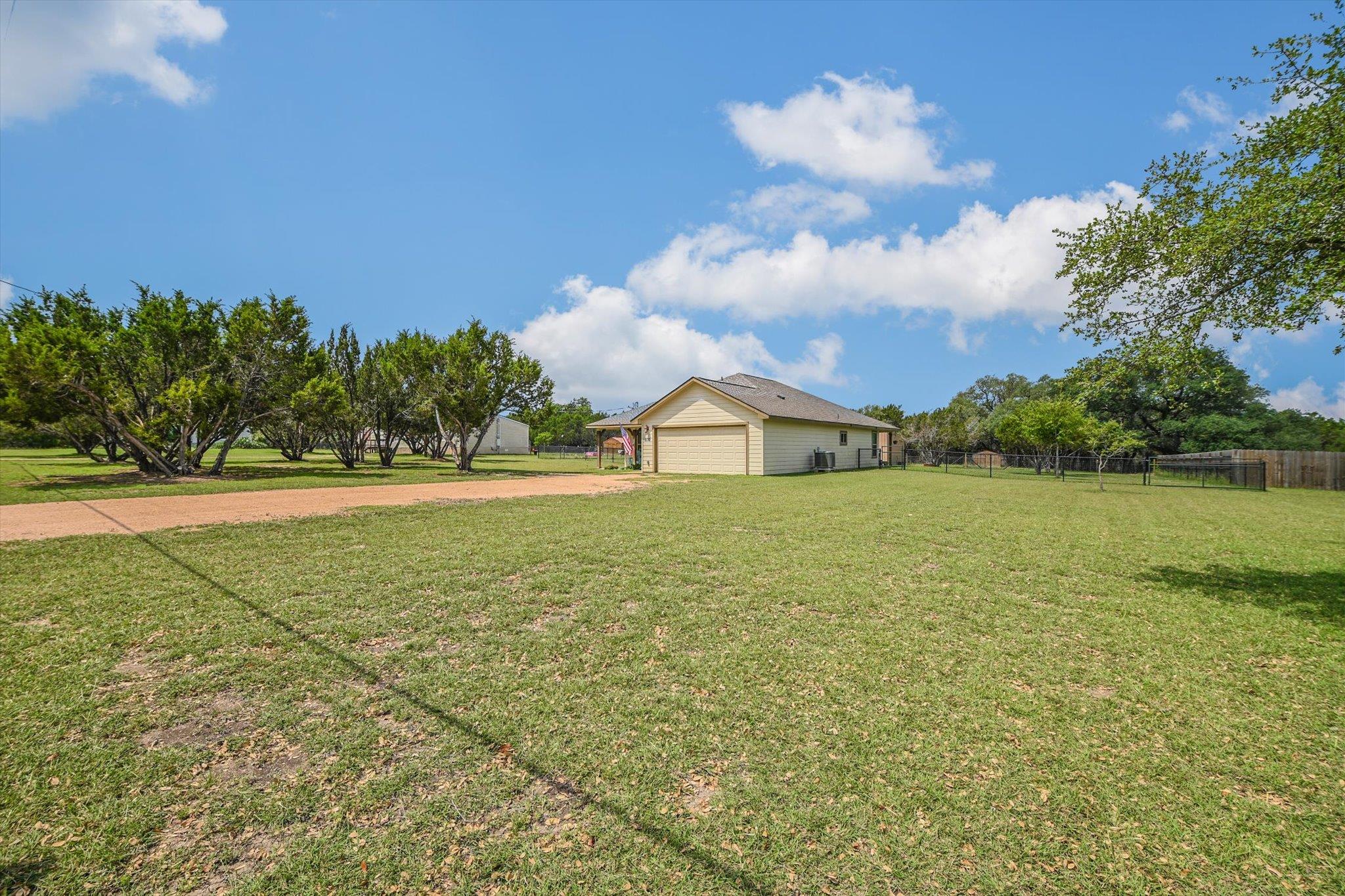 1130 Thousand Oaks Trl, Liberty Hill, TX 78642