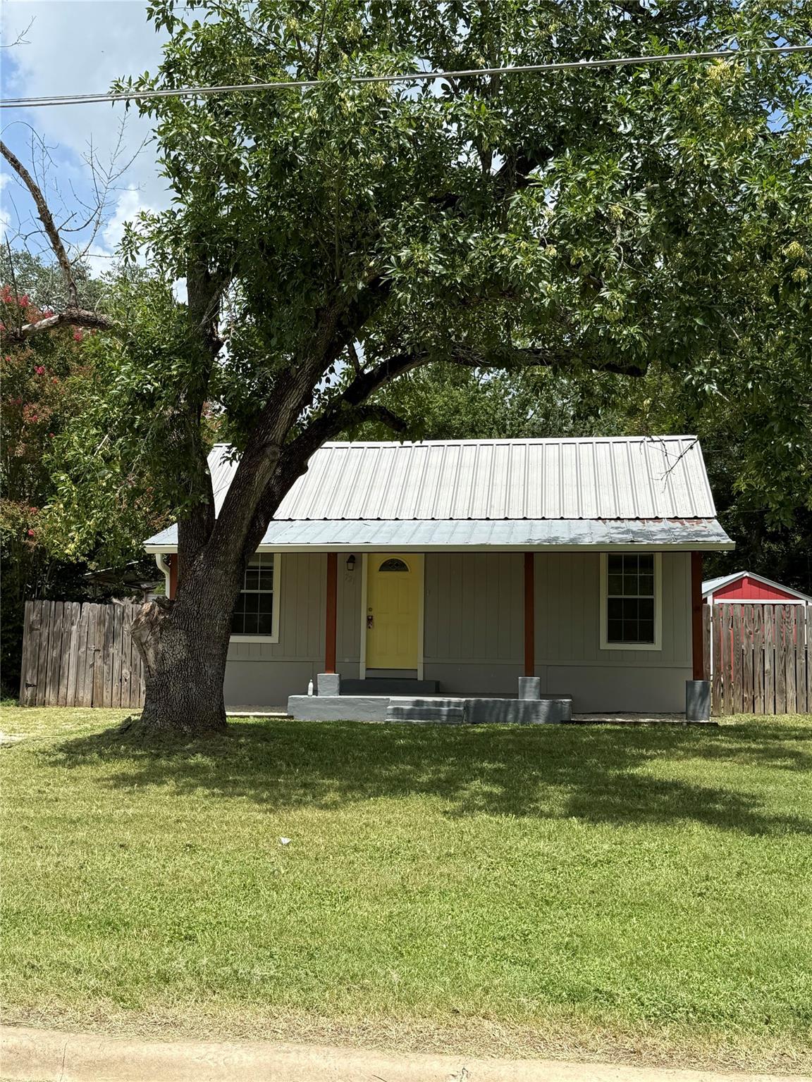 721 S Laurel Ave, Luling, TX 78648
