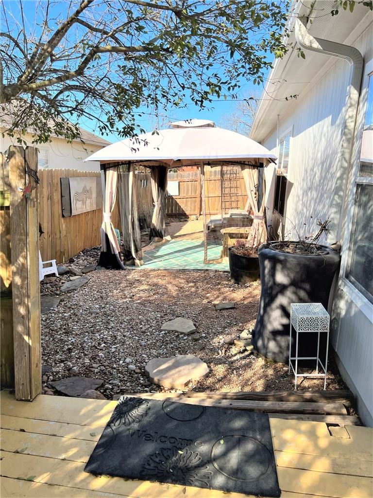 402 Wiley St, Hutto, TX 78634