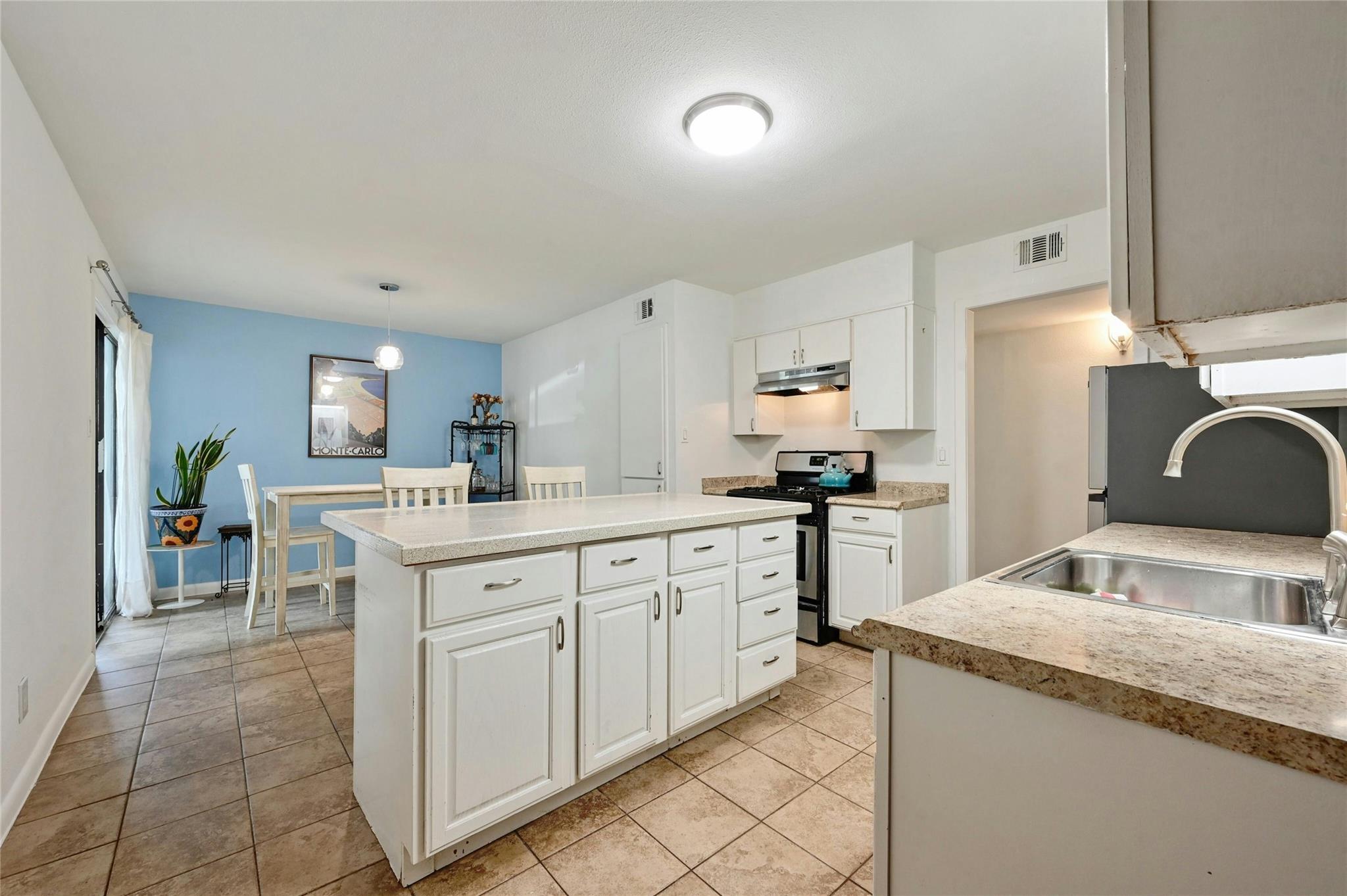 2303 E Side Dr # 102, Austin, TX 78704