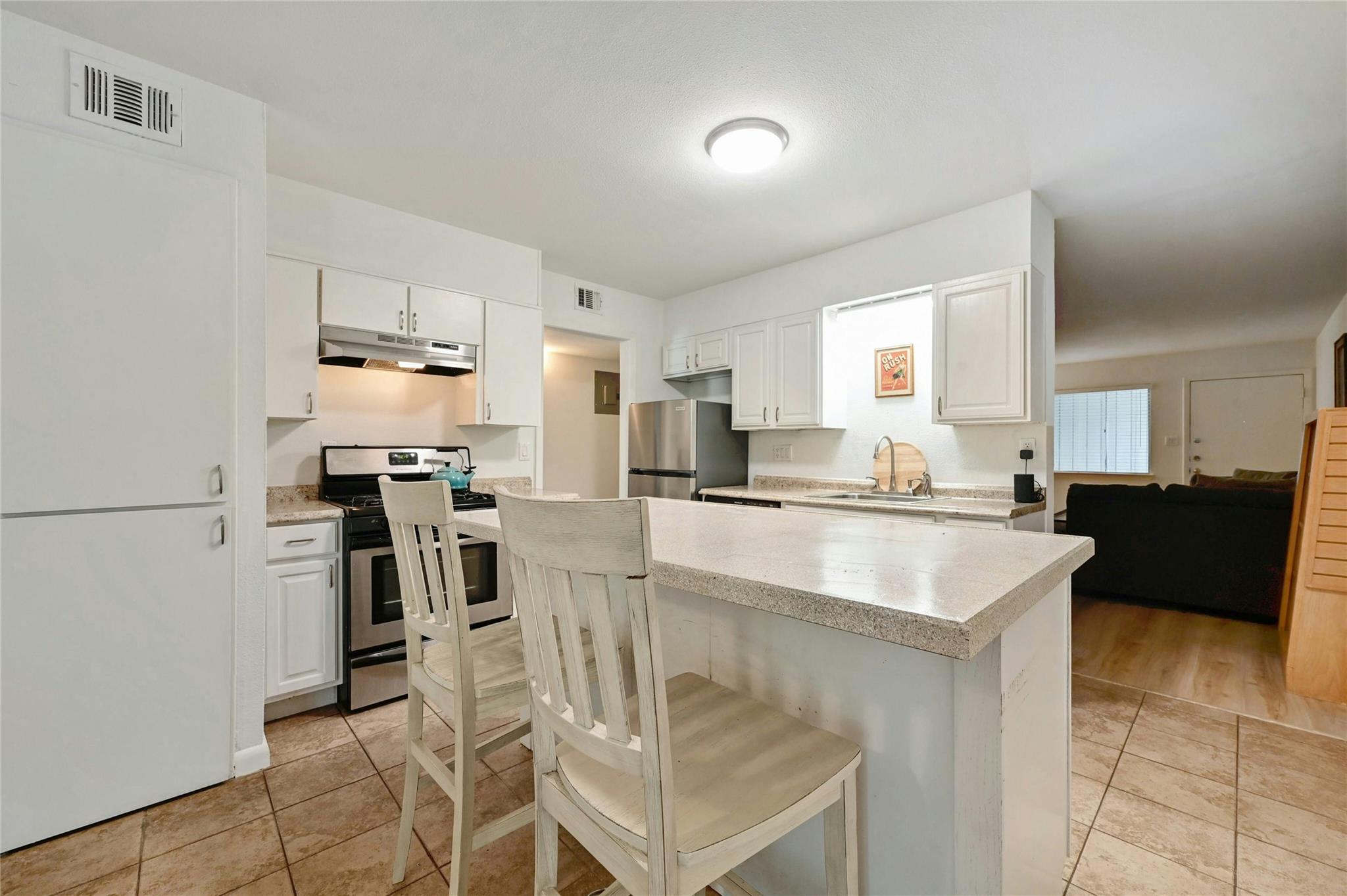 2303 E Side Dr # 102, Austin, TX 78704